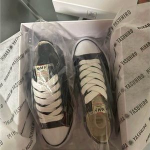 Black and white miharas size 10